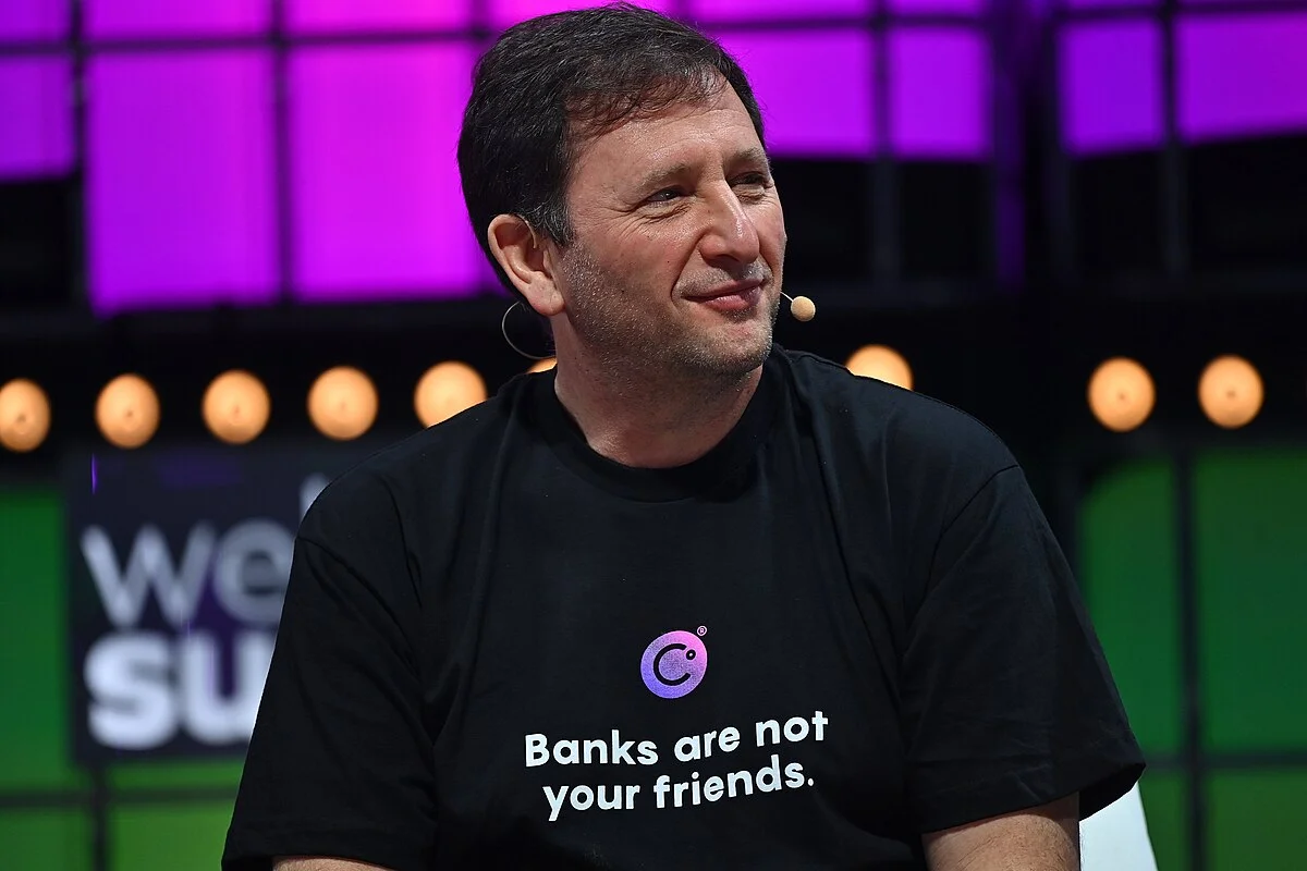 A photo of Celsius CEO Alex Mashinsky wearing a "Banks are not your friends" t-shirt, an ironic promise made to victims before the Celsius Network bankruptcy.